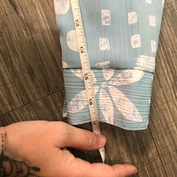 vintage peter popovitch women’s size M light blue white unique print top - Picture 7 of 10